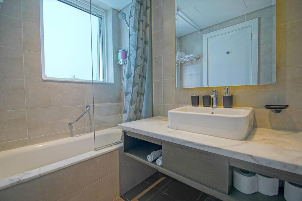 Luxury With A Canal View Дубай